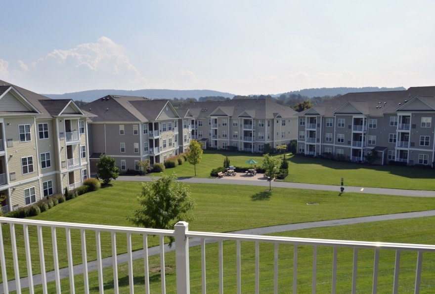 Woodmont Mews Apartments Image 3