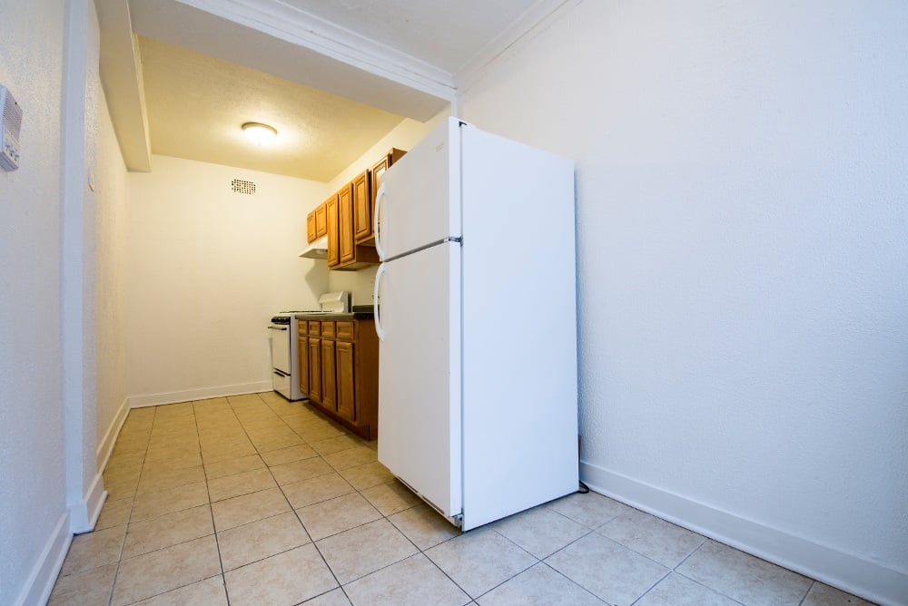 808 W 76th Image 4