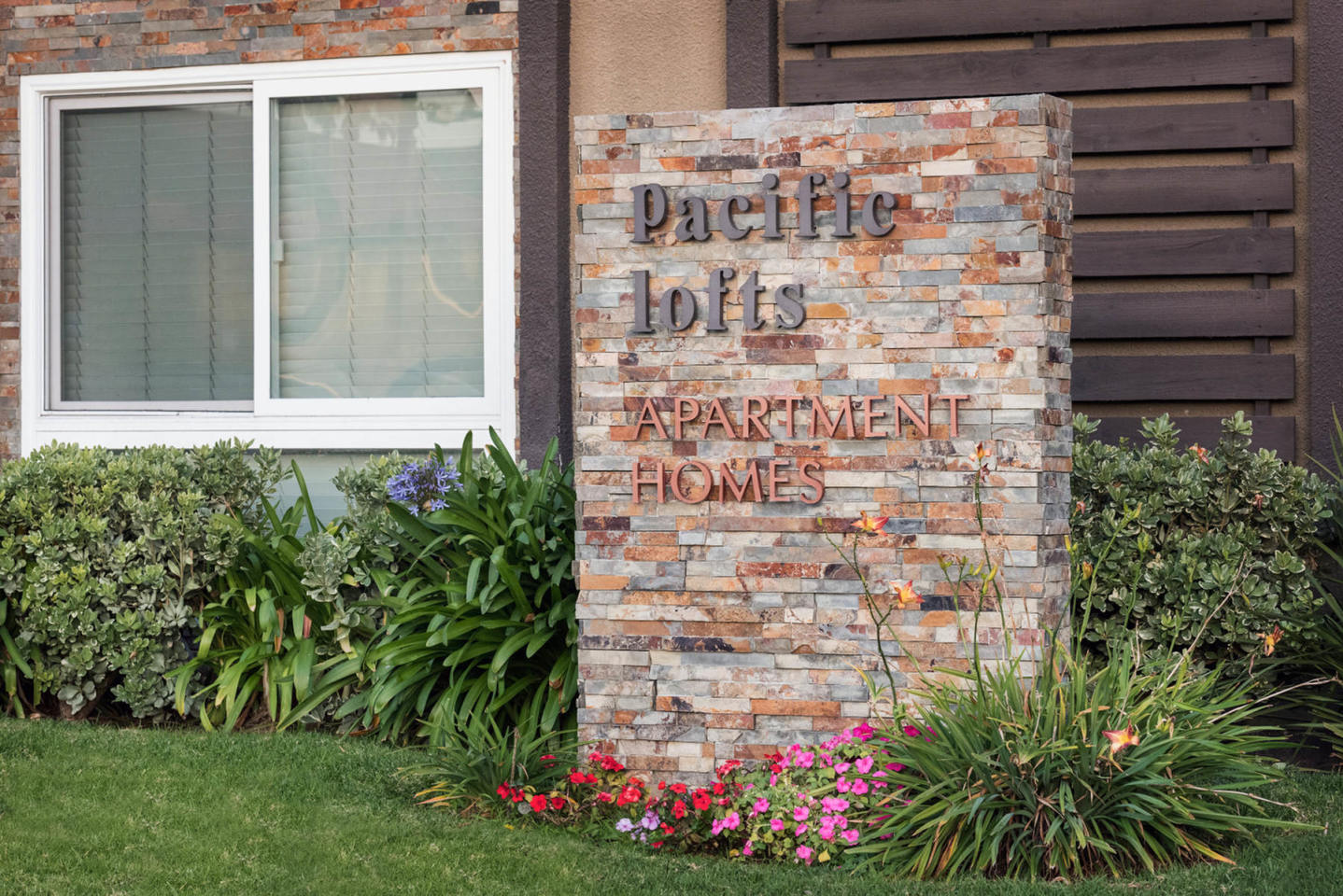 Elan Pacific Lofts Image 1