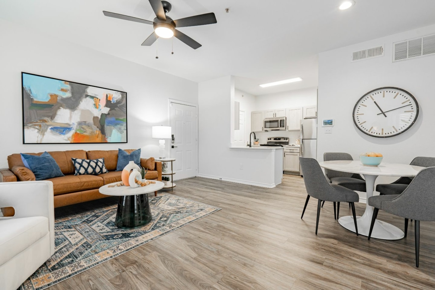 9th St Apartment Image 15