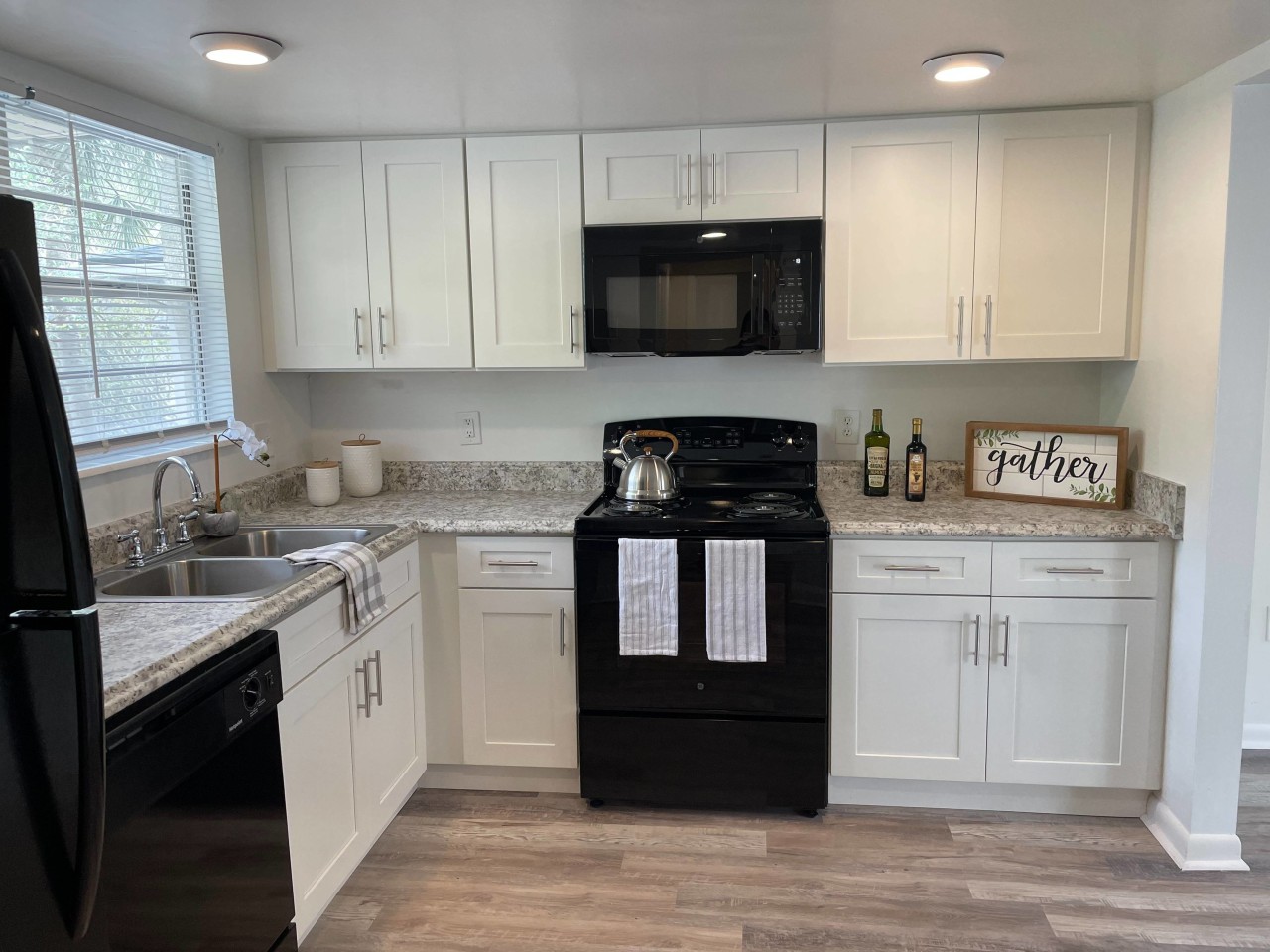Riviera Park Apartments & Townhomes Image 10