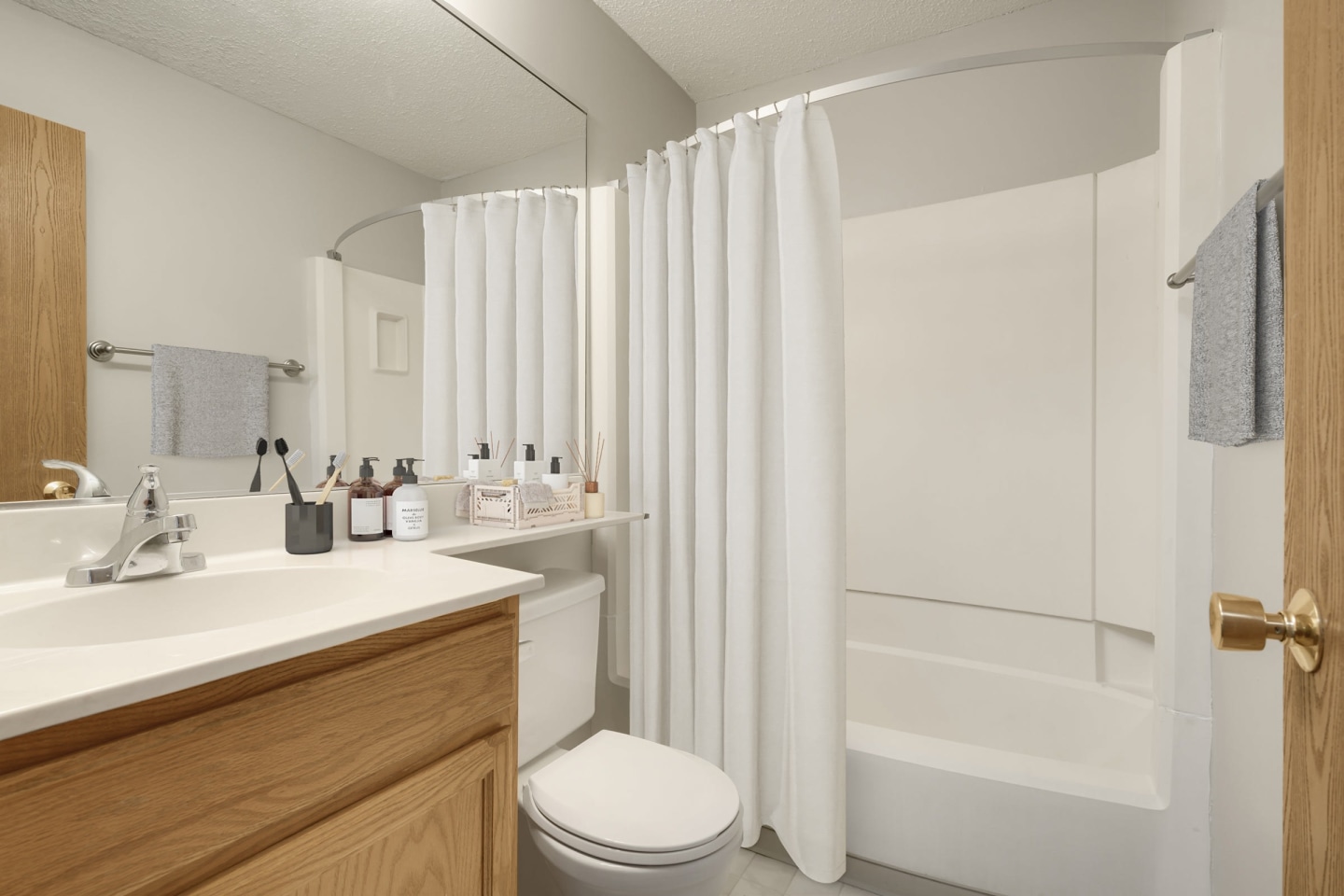 Medicine Lake Apartments Image 7