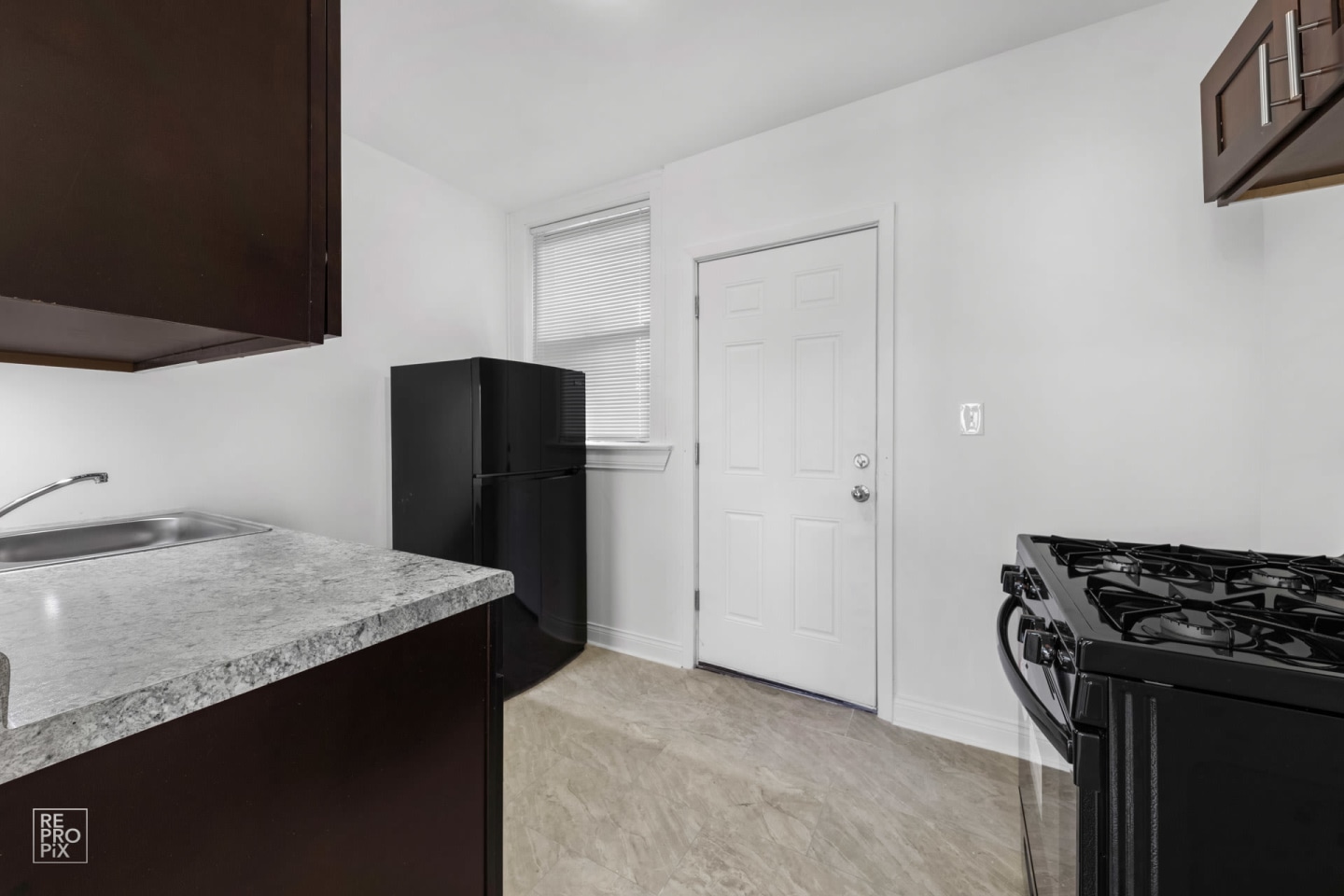 7657 S East End Avenue Image 8