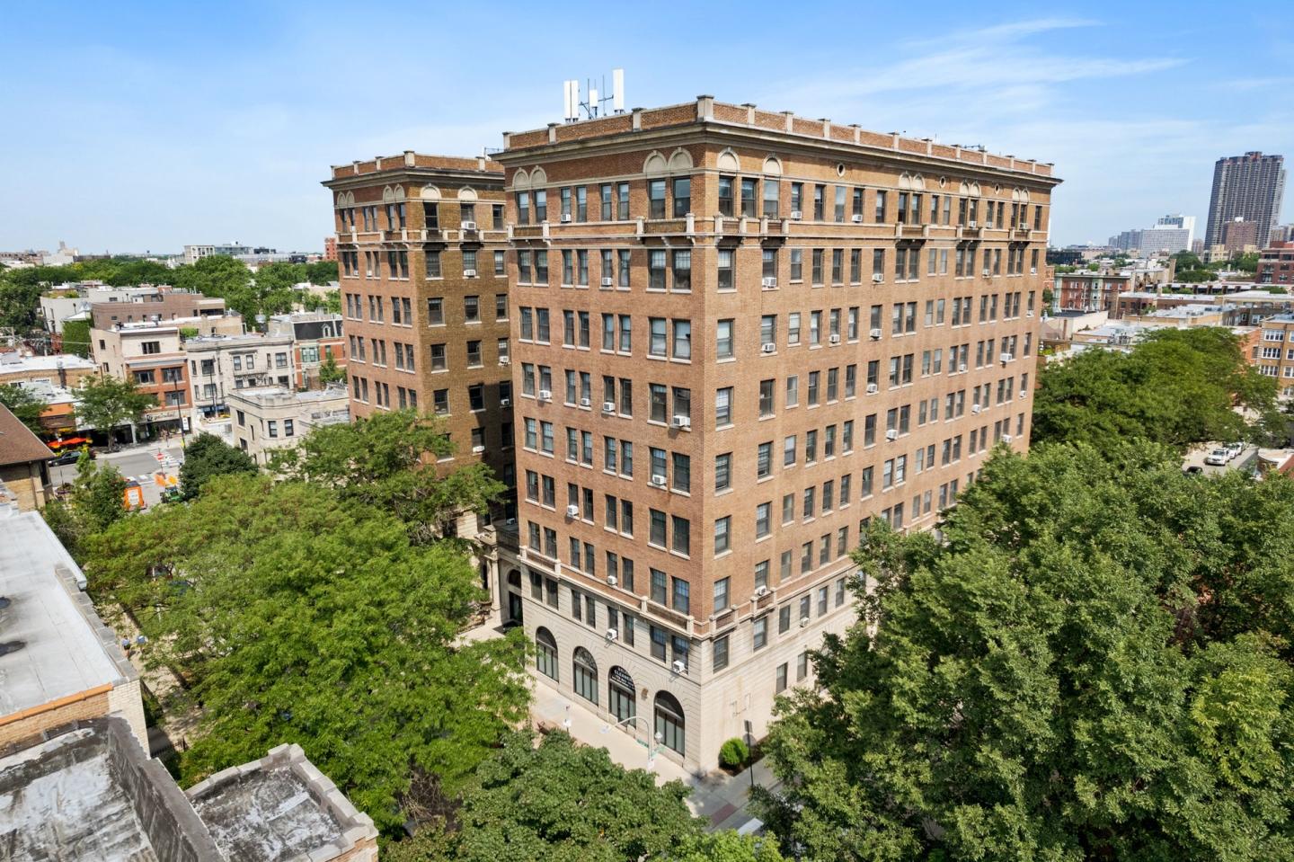 540 West Briar Place Image 1