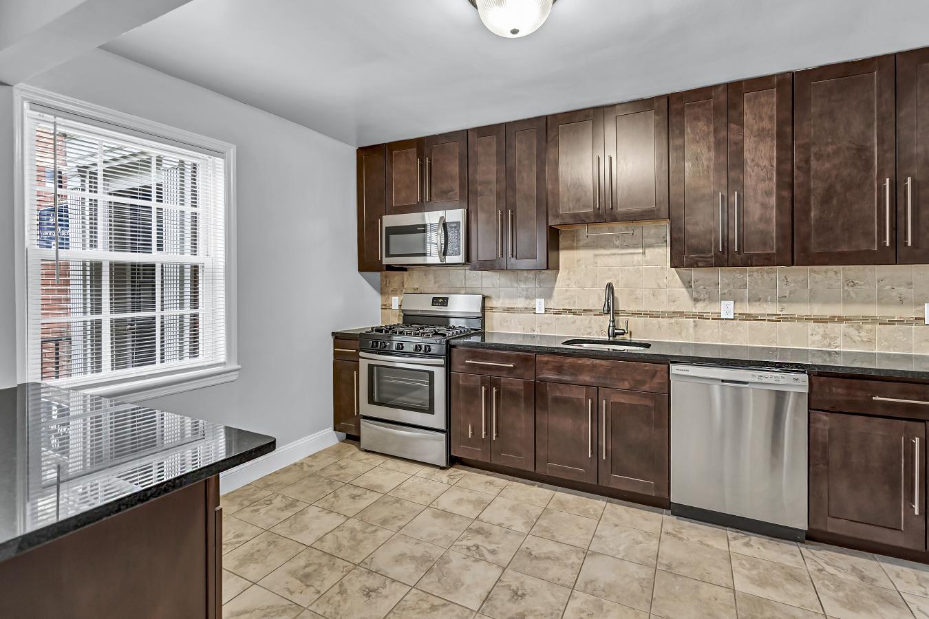 Verona Plaza Apartments Image 4
