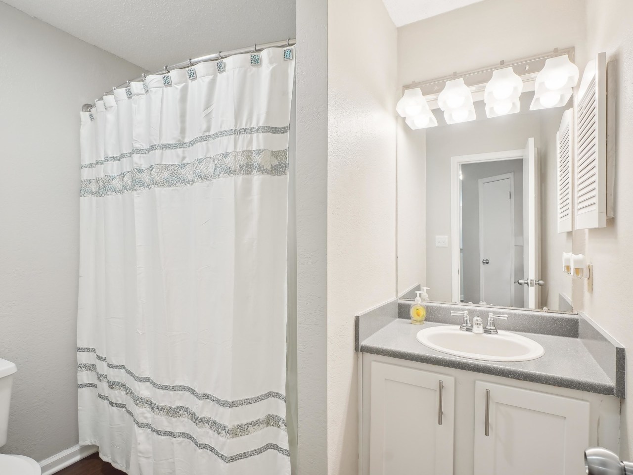 University Ridge Apartments Image 6