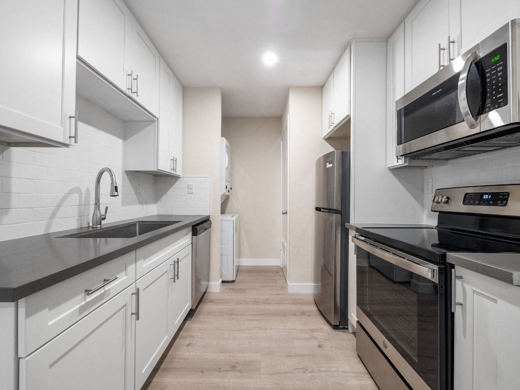 Sunset Cliffs Apartments Image 10