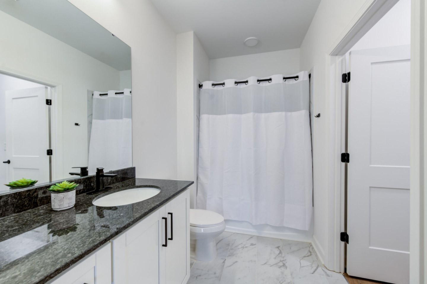 Taryn at 401 Image 25