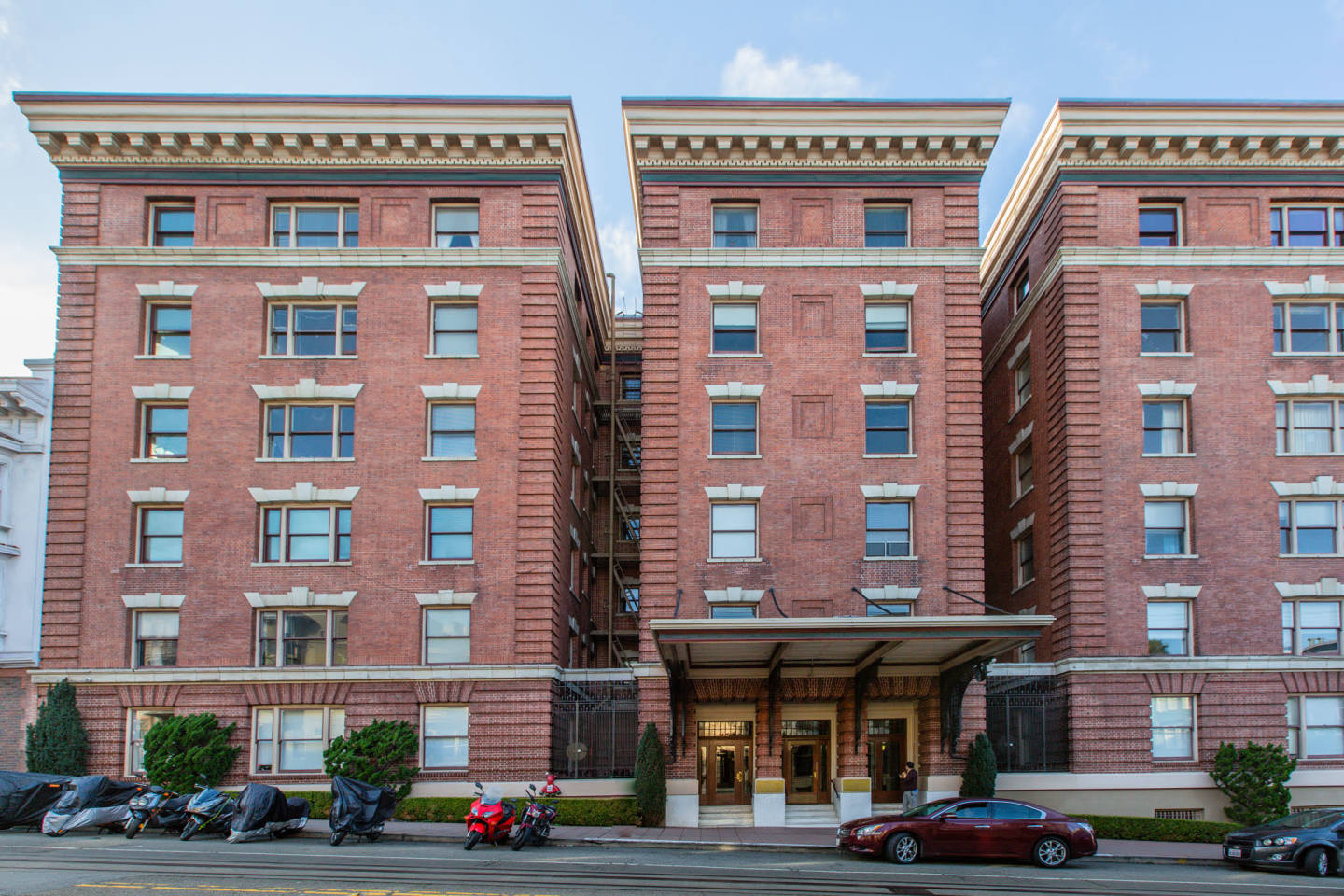 1369 Hyde Image 9