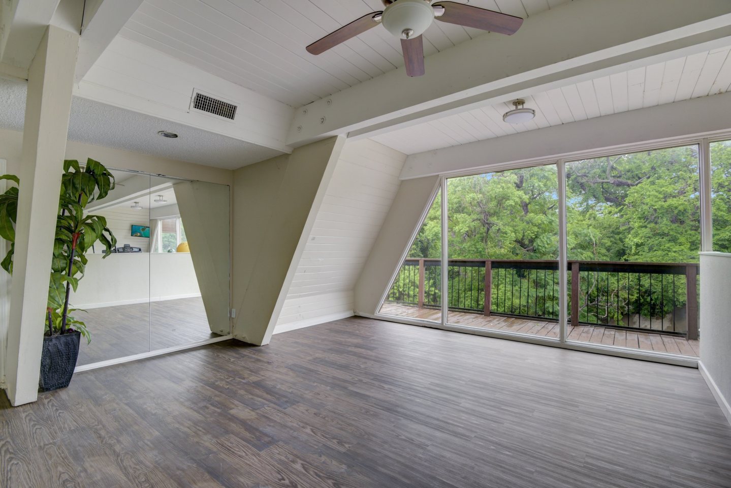 Lakefront Villas Image 13