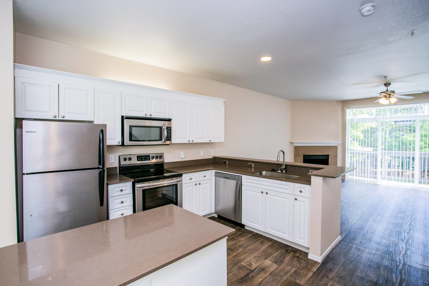 The Colonnade Luxury Townhome Apartments Image 9