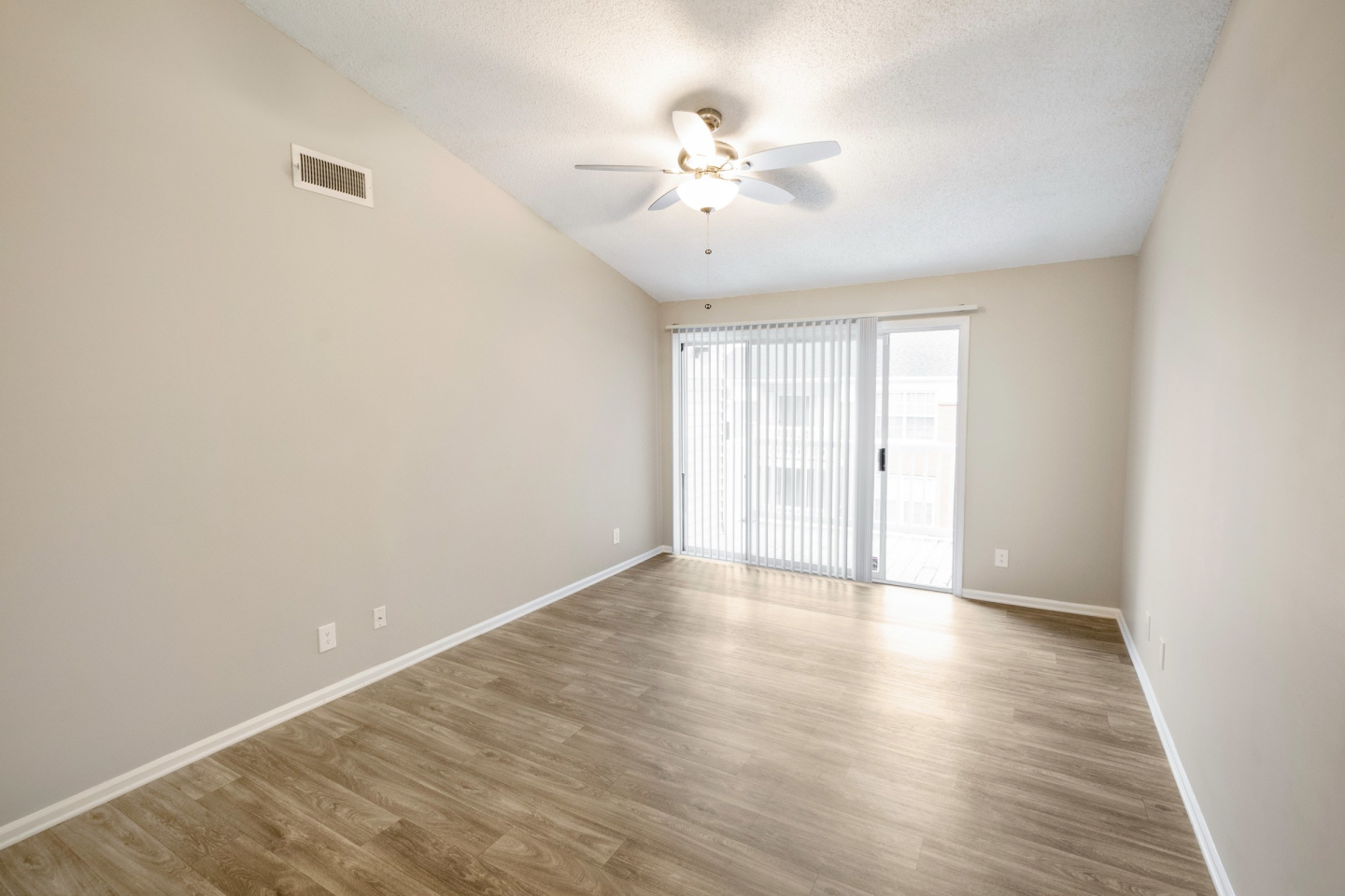 Avery Glen Luxury Apartments Image 10
