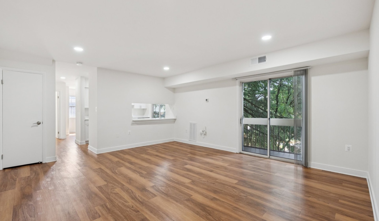 Foxchase Apartments Image 2