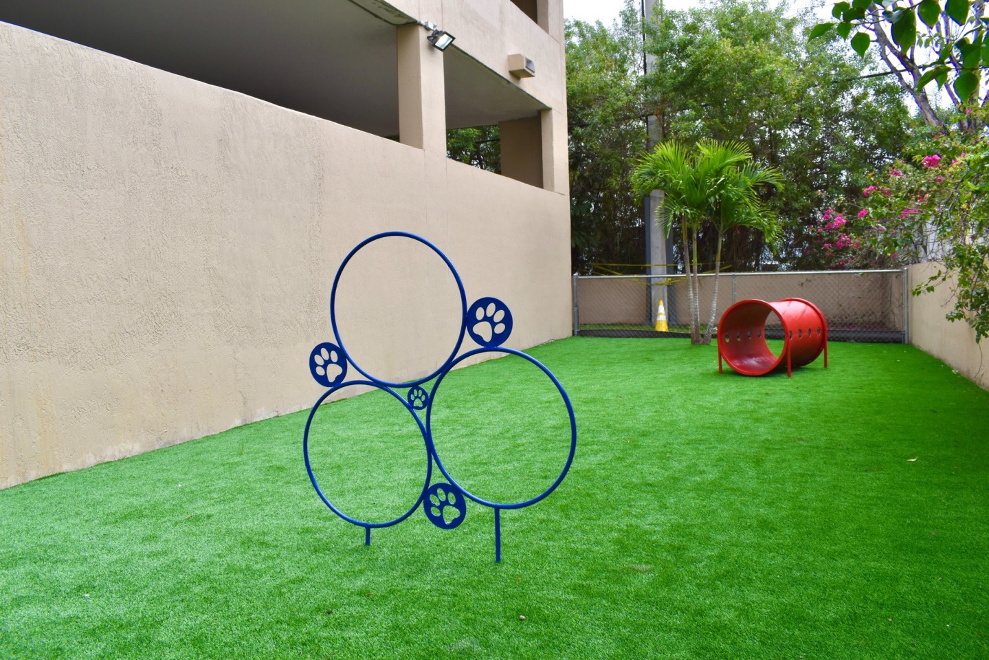 Country Club Towers Image 9