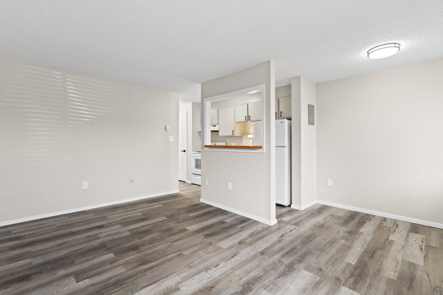 Royal Chateau Apartments Image 6