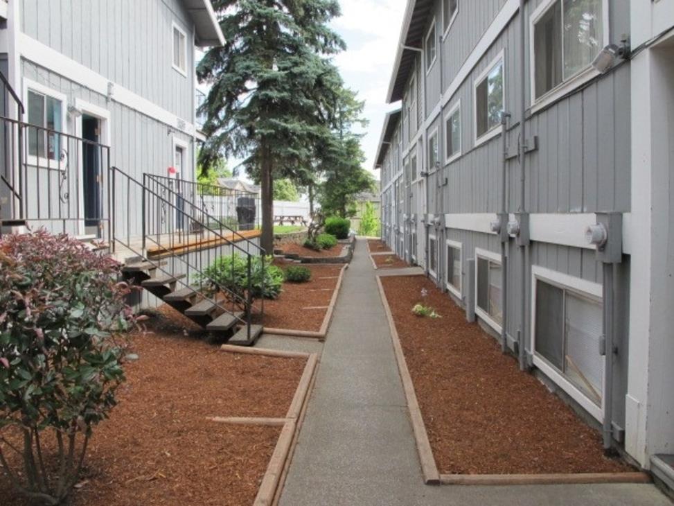 Crestwood Courts Image 5
