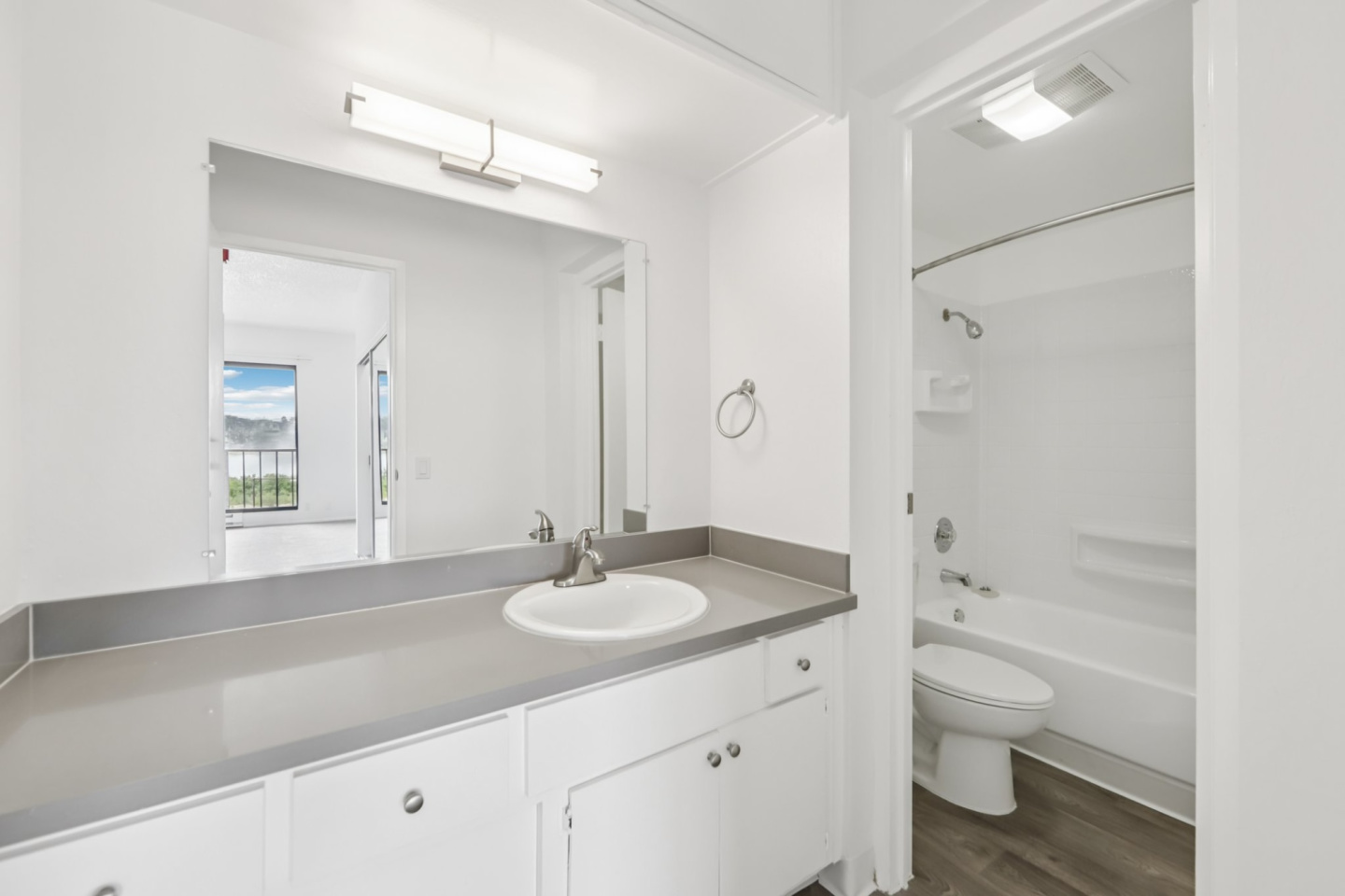 Lakewood Apartments at Lake Merced Image 5