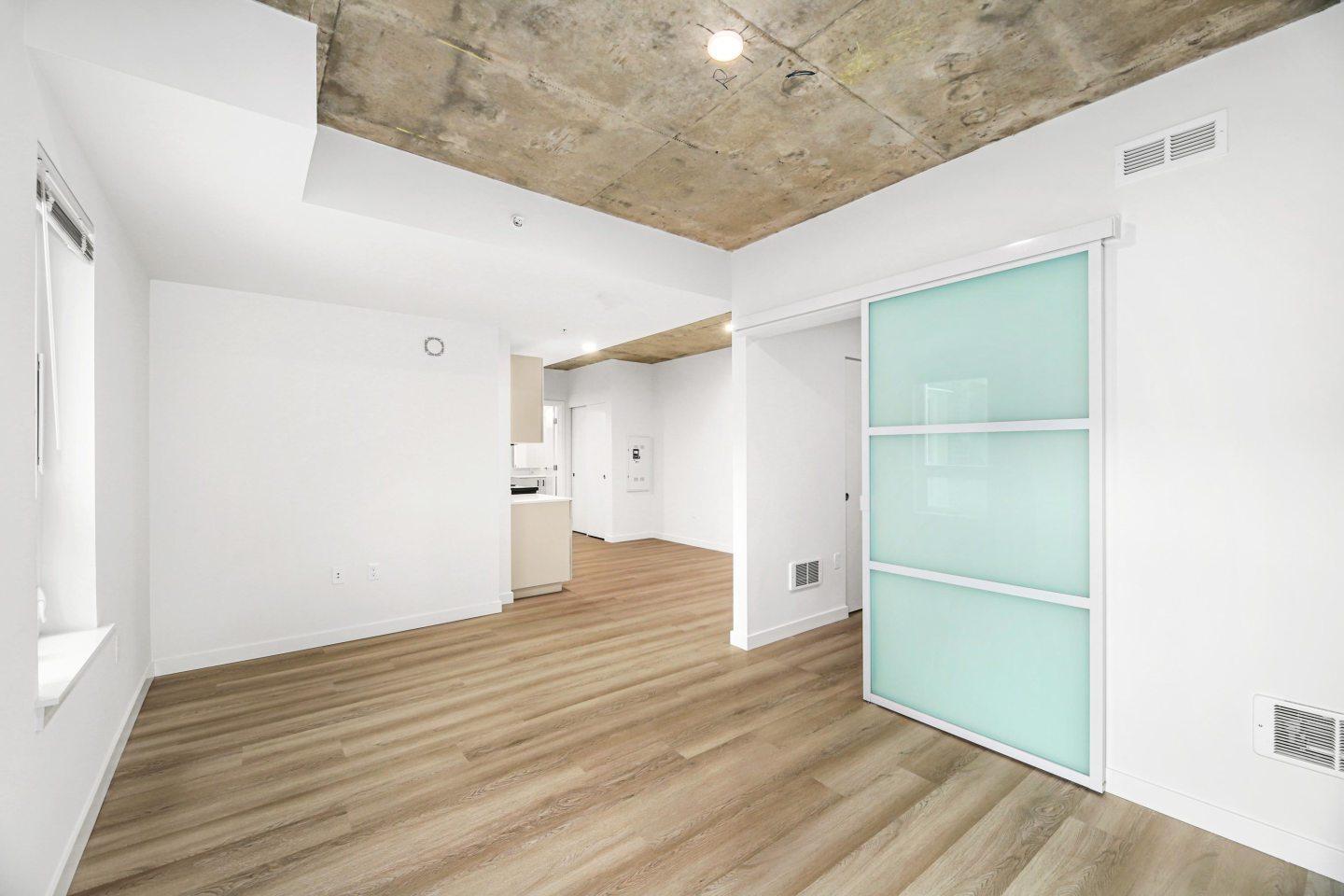 900 Rainier Image 19