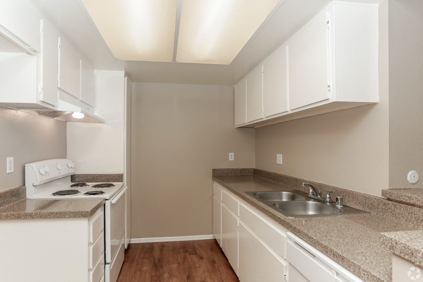 Cross Roads Apartments Image 13