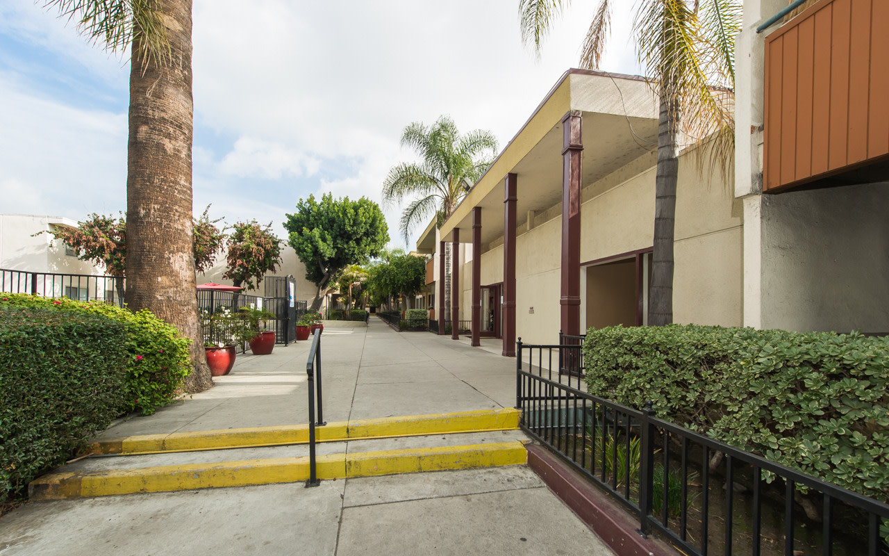 Las Palmas Apartments Image 7