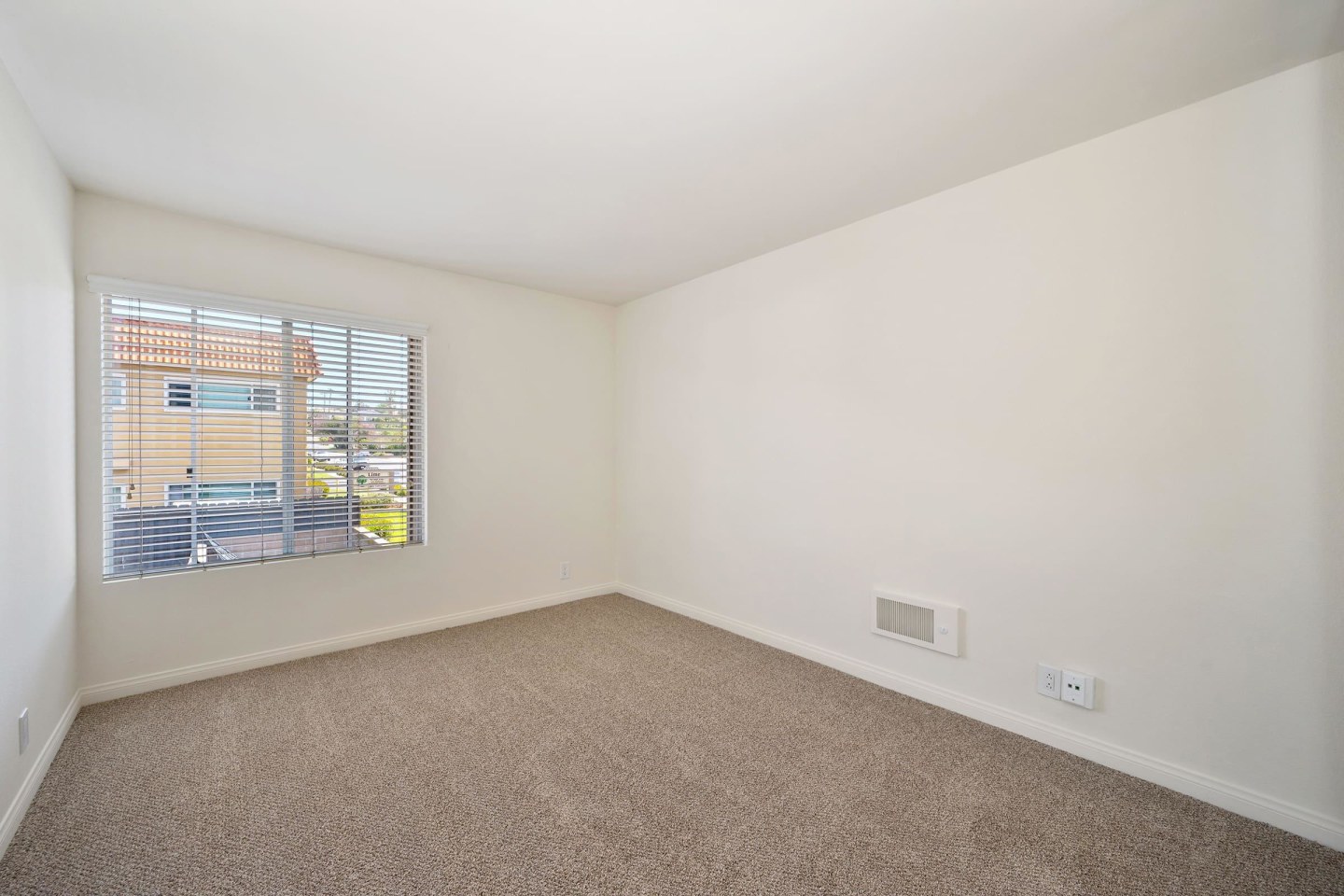 Elan Beachpointe Image 30
