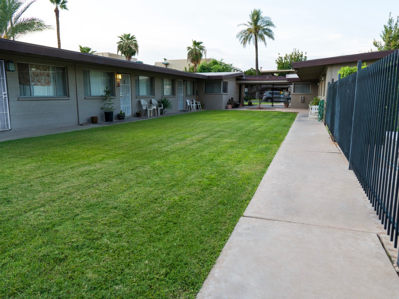 Tropicana Apartments Image 12
