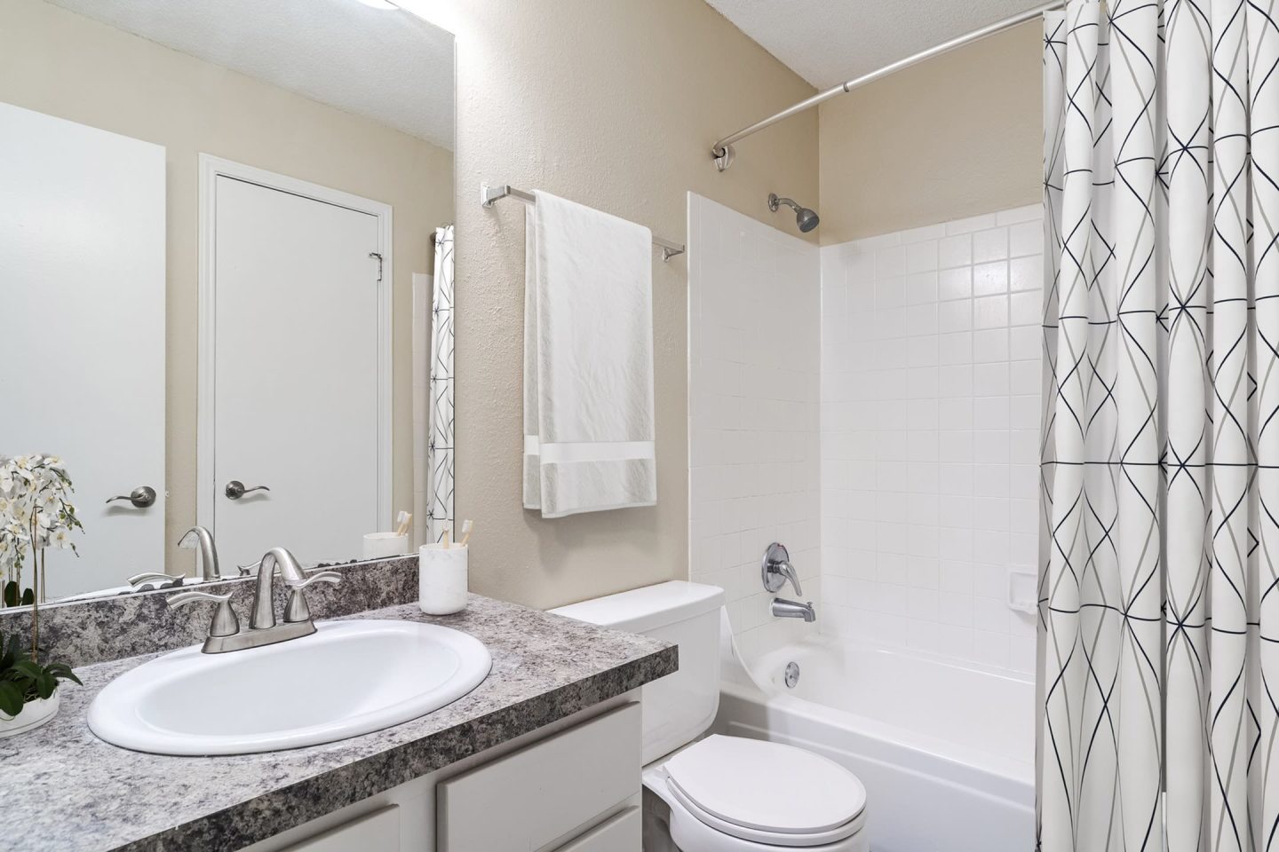 The 1800 at Barrett Lakes Apartments Image 34