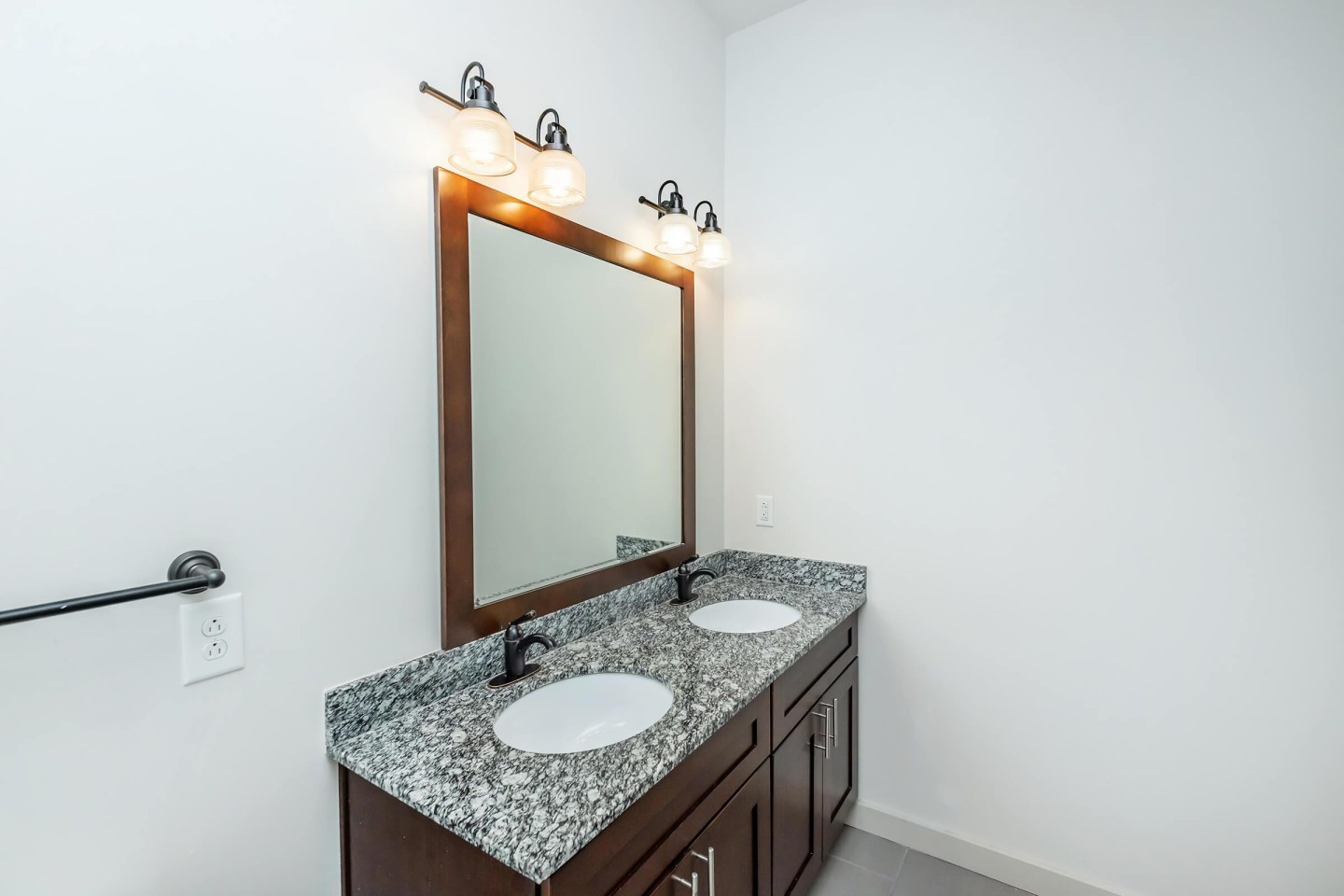 1810 Belcourt Image 14