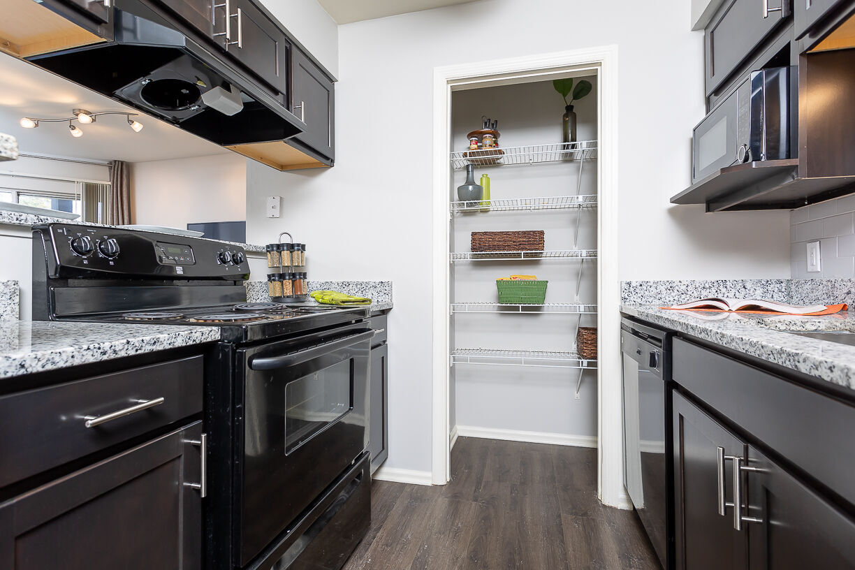 Lakeshore Apartments Image 9
