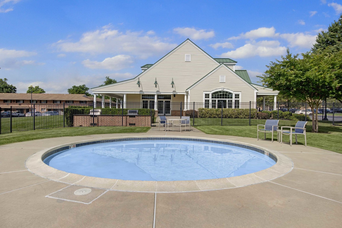 Golf Club Apartments and Townhomes Image 9