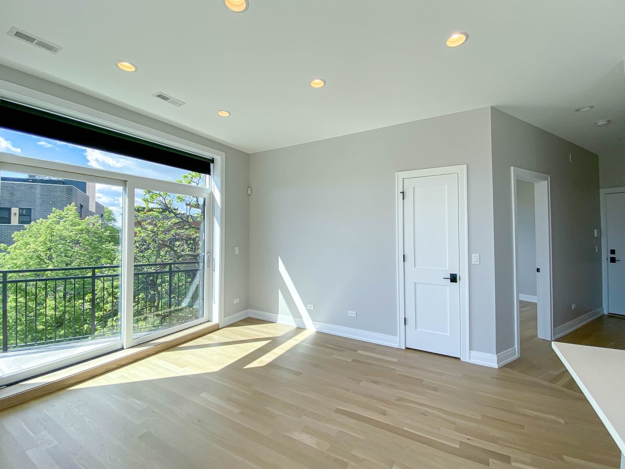 1050 W Cornelia Image 8