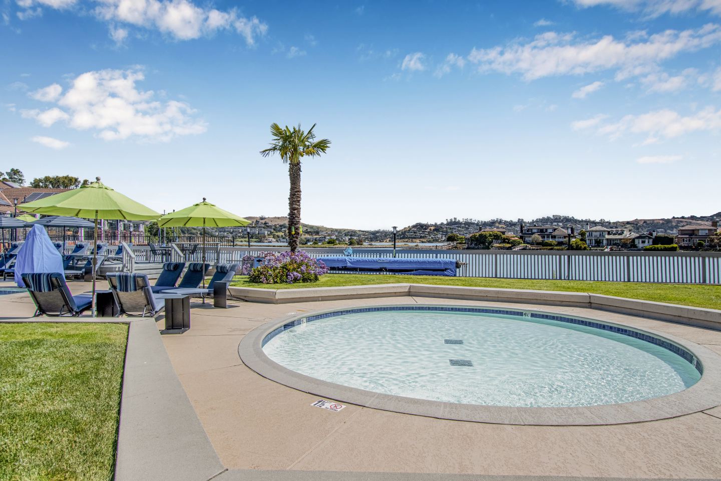 Harbor Point Waterfront Apartments Image 17