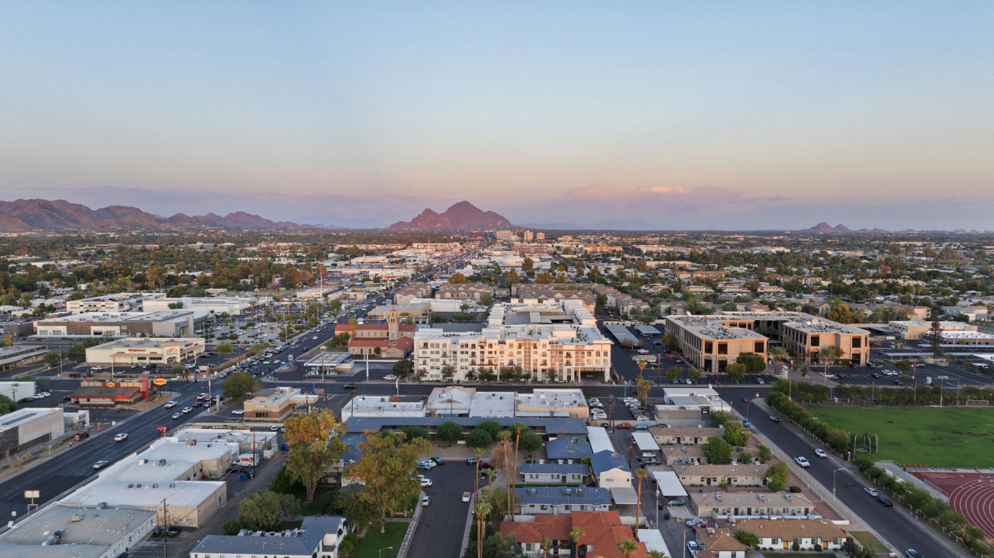 Axis Camelback Image 12