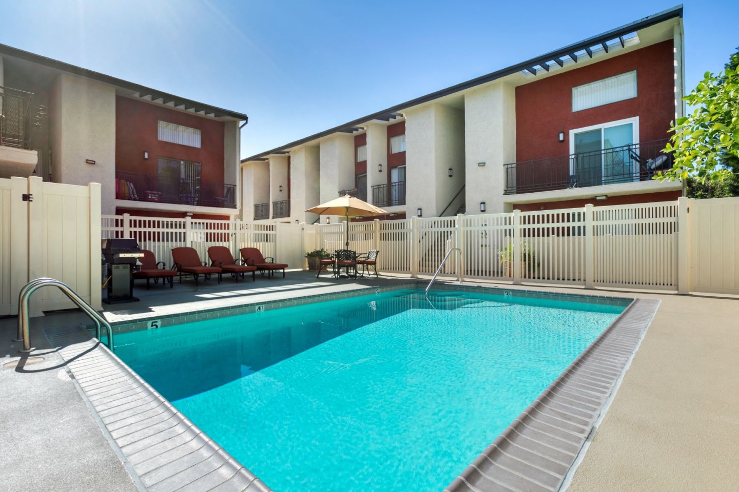 Chatsworth Plaza Image 11