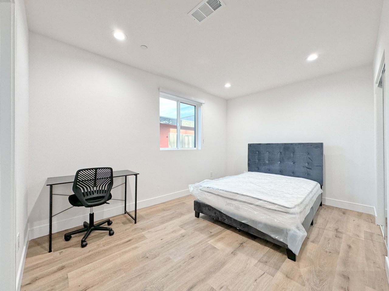 1529-1531 W 35th Pl - Co-Living Image 21