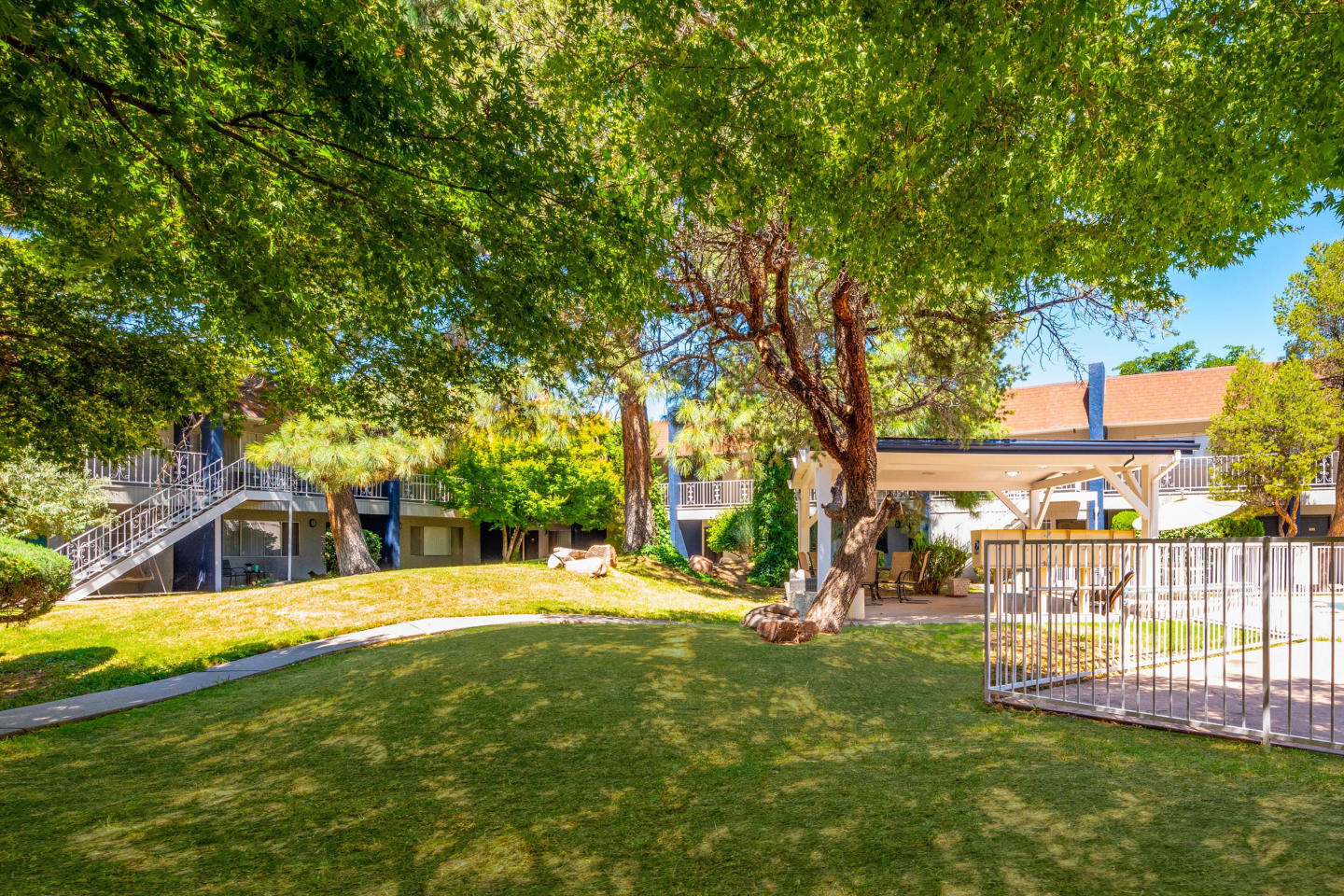Monterey Manor Image 12