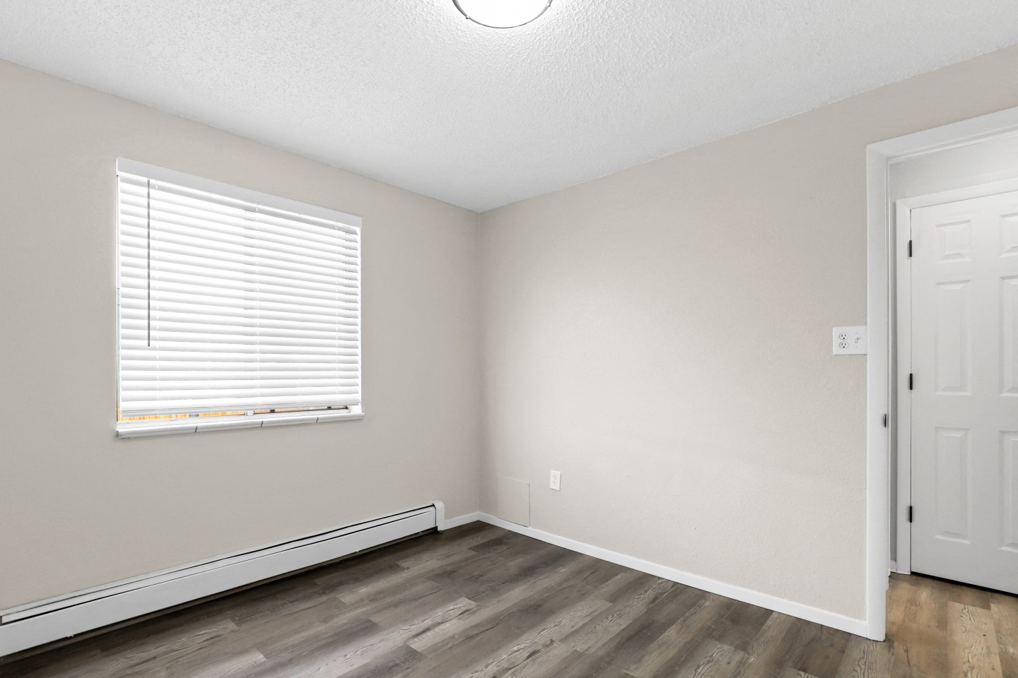 Royal Chateau Apartments Image 14