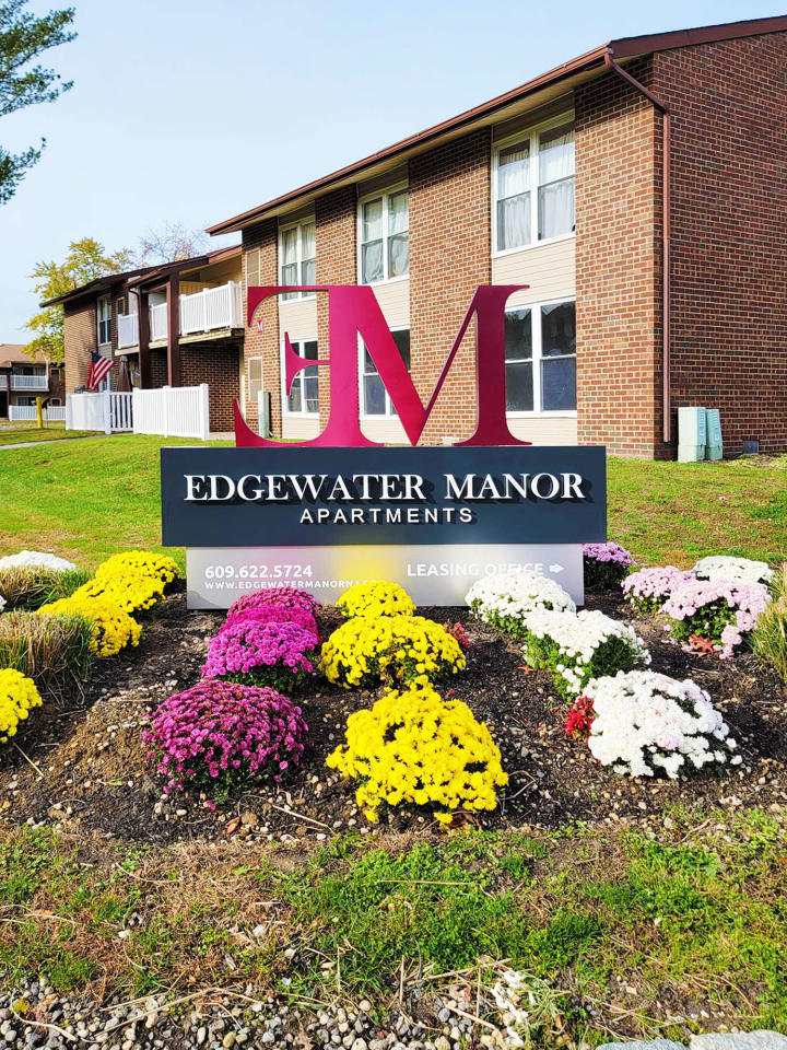 Edgewater Manor Image 12