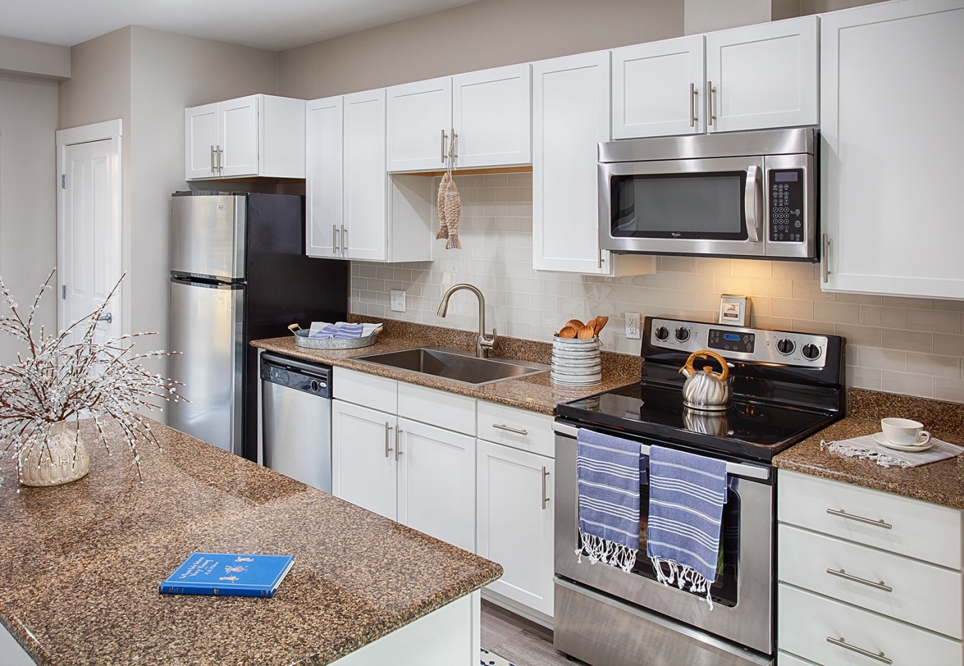 Lake Vista Apartment Homes Image 2