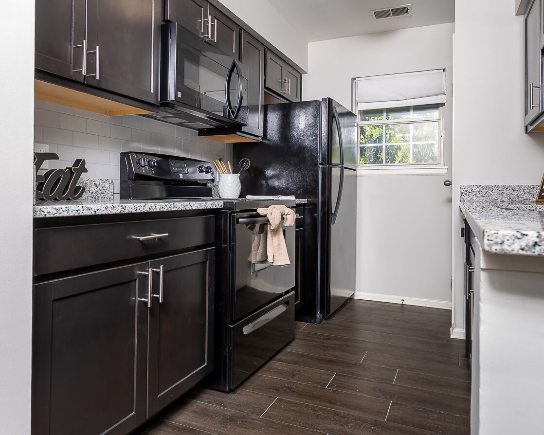 Lakeshore Apartments Image 8