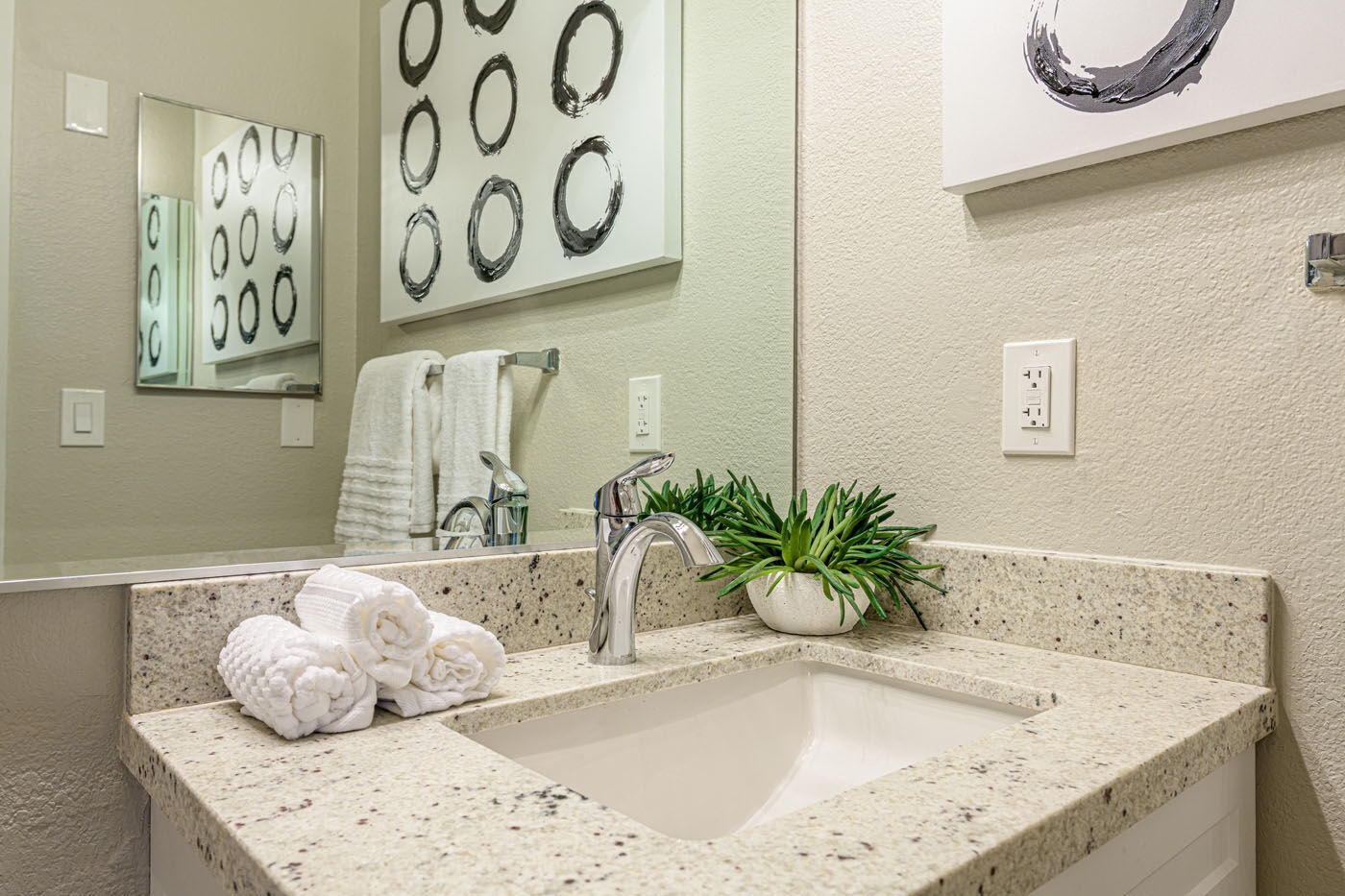 El Paseo Apartment Homes Image 16