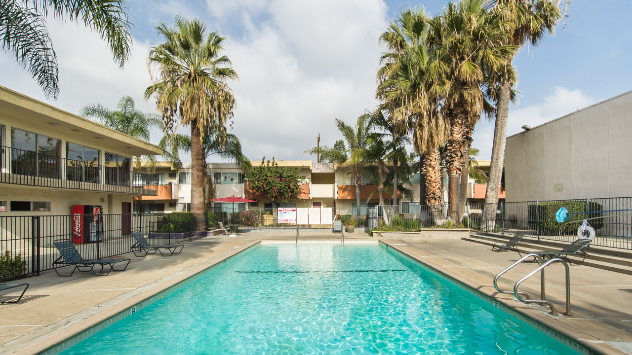Las Palmas Apartments Image 3