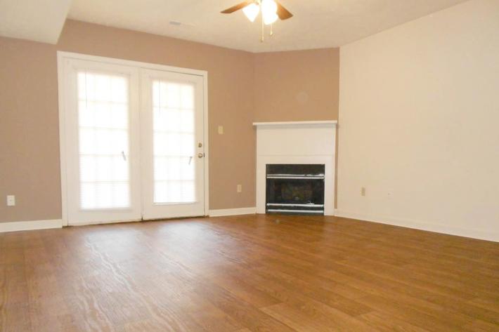 Whispering Oaks Apartments Image 21