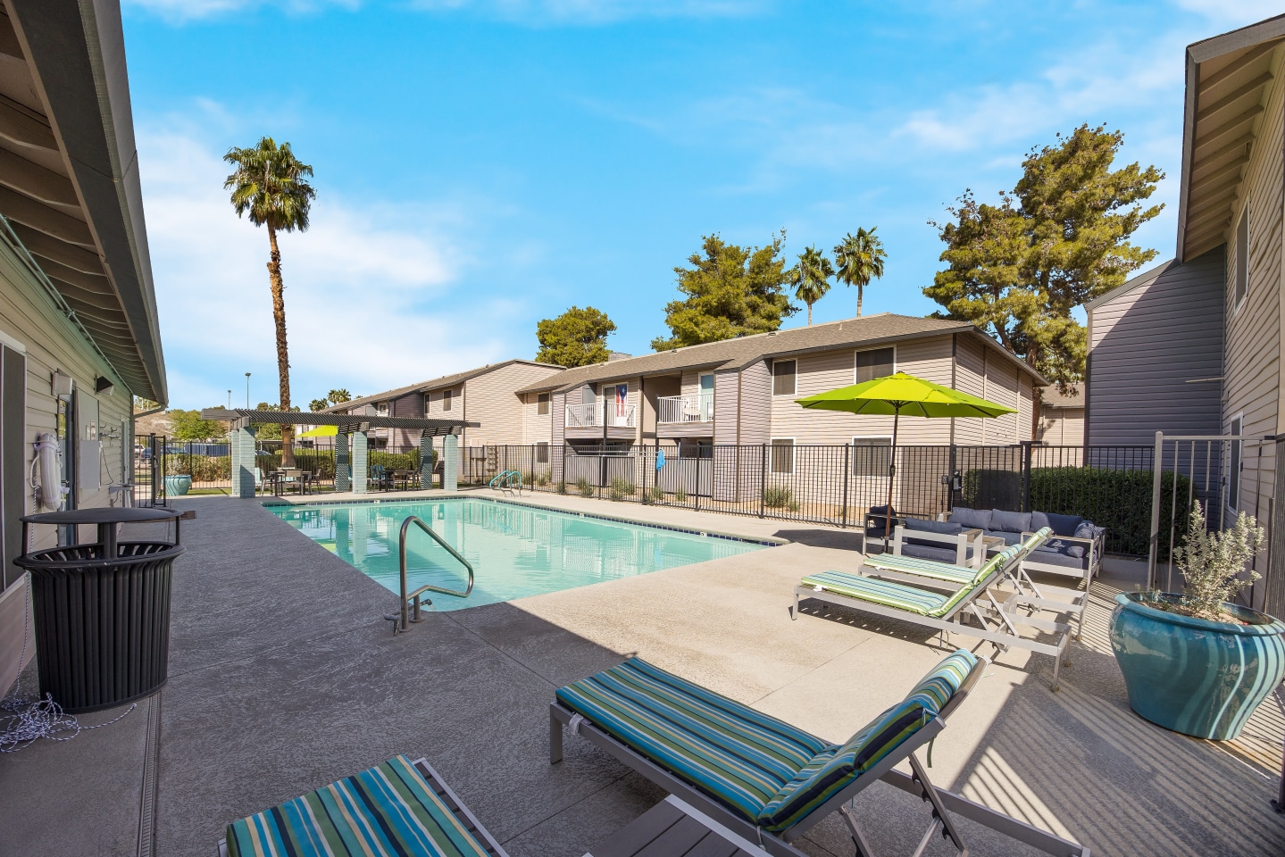 2900 Lux Apartment Homes Image 16