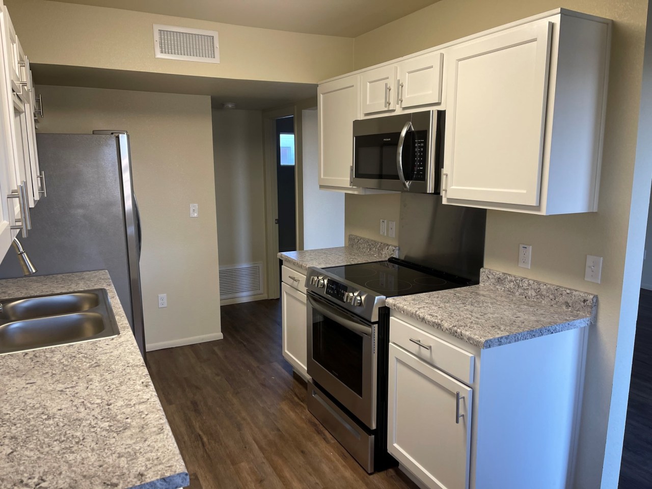 Tropicana Apartments Image 6