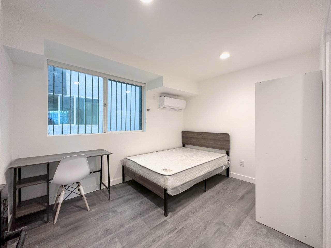 1729 W Adams Boulevard - Co-Living Image 11