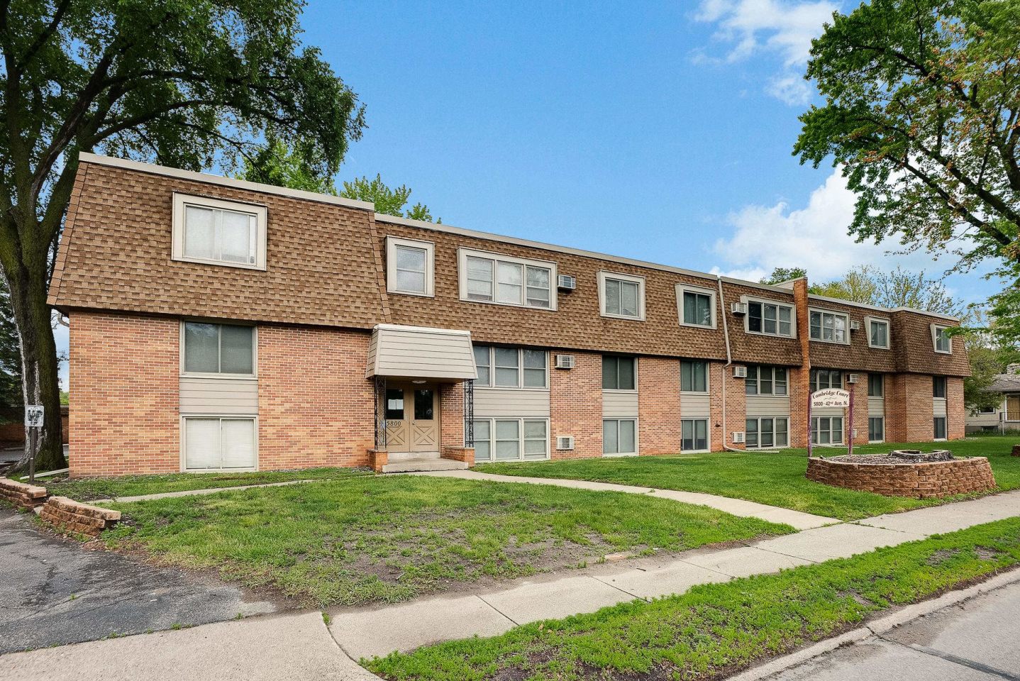 Cambridge Court Apartments Image 13