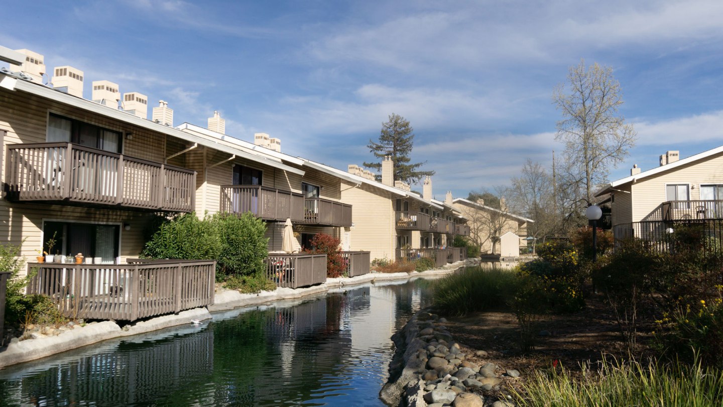 Edgewater Apartments Image 8