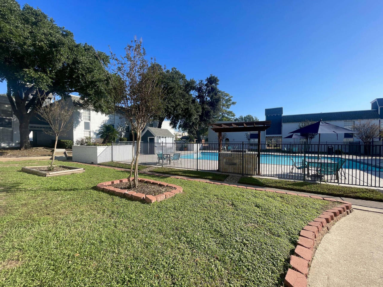 Whispering Oaks Apartments Image 8