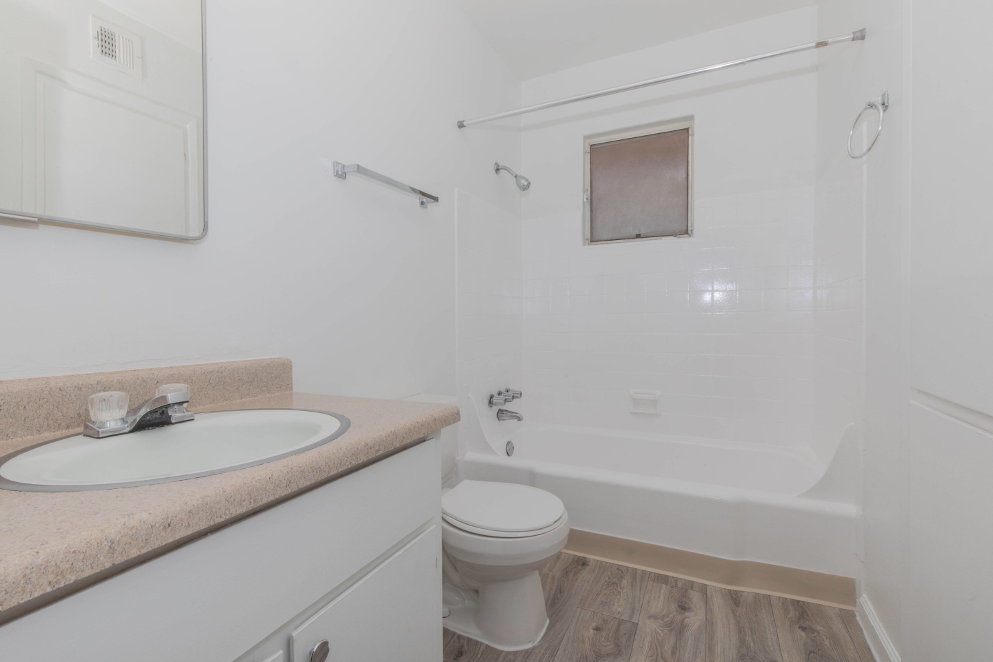 Country Club Apartments Image 15